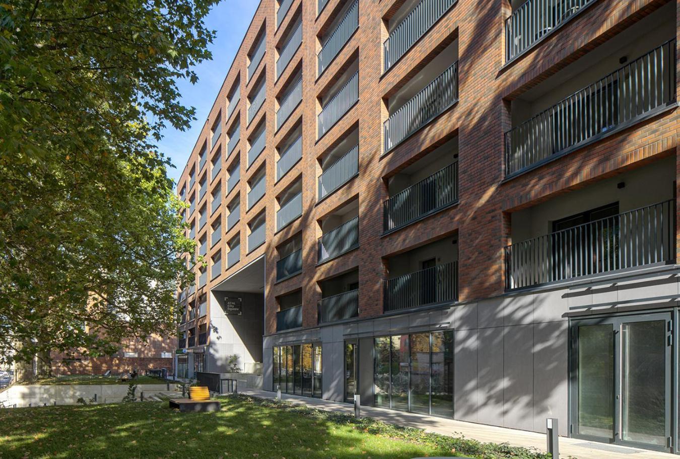 Modern Square With Balcony Apartament